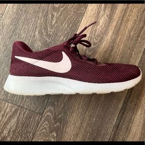 Nike running sneaker size 8 burgundy